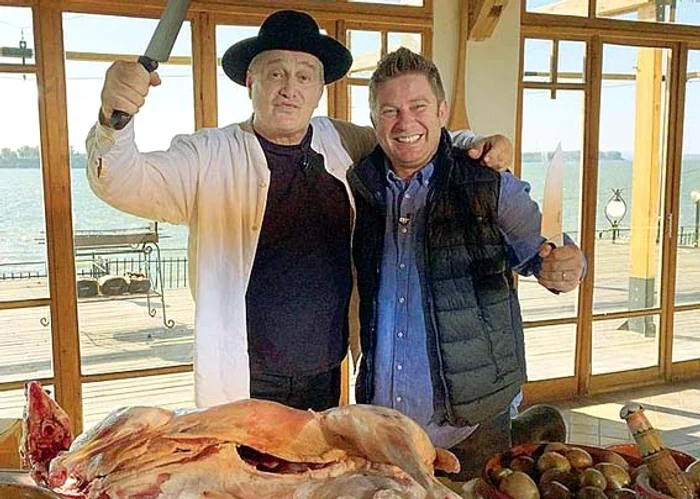 
    Pavel Bartoș și Mircea Dinescu  prepară o frigăruie din organe de miel  