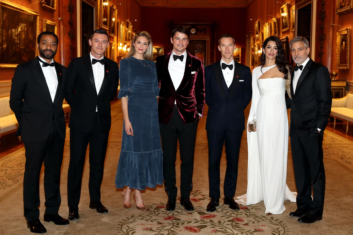 
    Amal Clooney şi George, discutând cu prinţul Charles Foto:GettyImages   