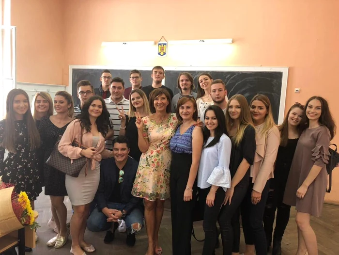 Carmen Iohannis s-a împrietenit rapid cu elevii pe care-i va mentora timp de patru aniFoto: arhivă personală
