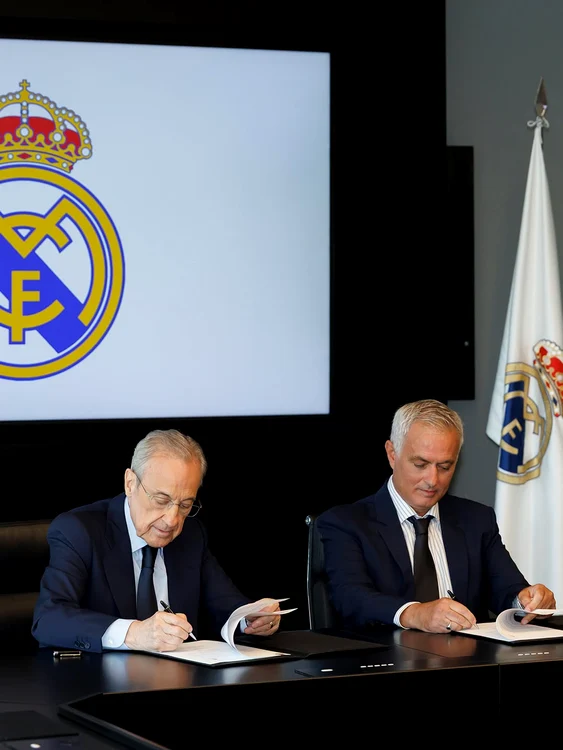 Președintele Perez și Jose Mourinho au semnat noul contract (Foto: Real Madrid)