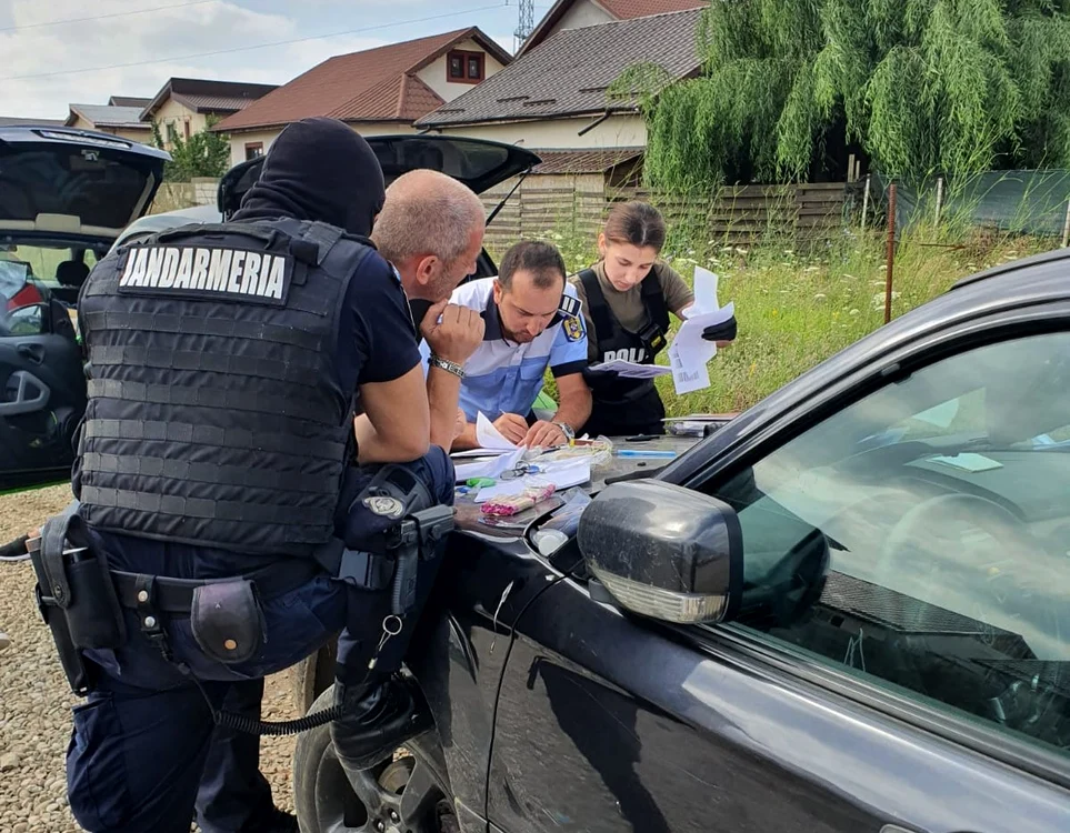 
    În urma percheziţiilor, au fost ridicate mai multe bunuri şi documentefoto: IPJ Ilfov  
