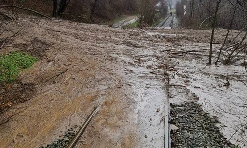 Calea ferată din zona Călimănești a fost acoperită de aluviuni jpeg