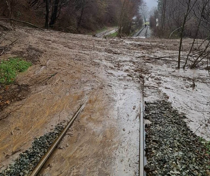 Calea ferată din zona Călimănești a fost acoperită de aluviuni
