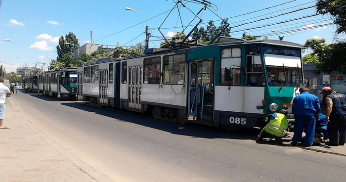 Muncitorii încearcă să remedieze defecţiunile tehnice apărute la tramvaiele de pe linia 32. FOTO: Arhiva Adevărul