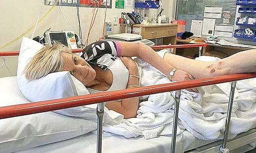 sharon pe patul de spital 0 jpeg
