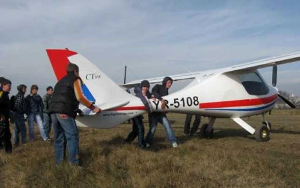 Copiii manevrau avioanele ultraușoare la sol