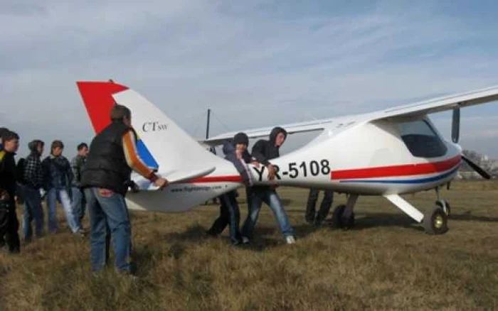 Copiii manevrau avioanele ultraușoare la sol
