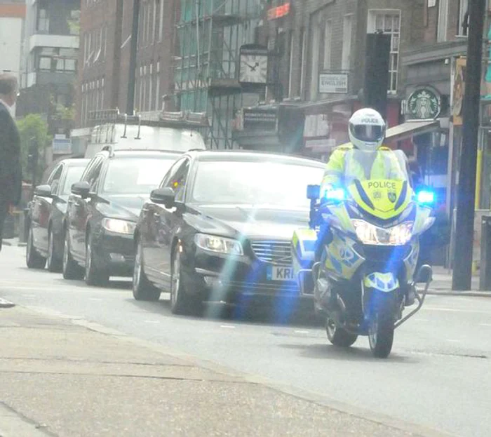 Coloana de maşini se îndrepta spre clinica unde va naşte Ducesa