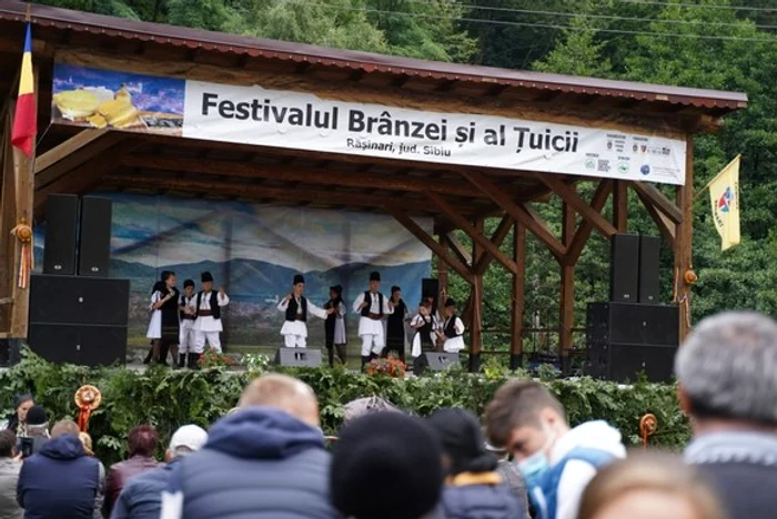 
    Pe scena Festivalului Brânzei și a Țuicii urcă și astăzi artiști populari  