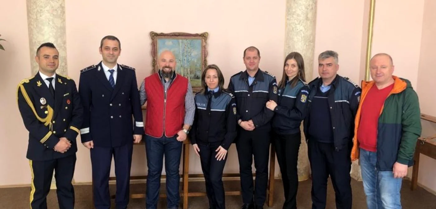 Daniel Ungureanu (vestă roşie) este colecţionat de o viaţă