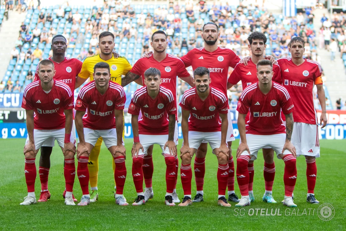 Echipa de fotbal Oțelul Galați, poză în formație de 11 la mijlocul terenului 