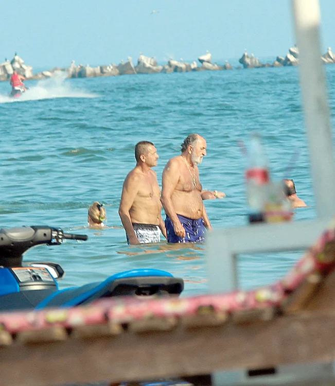 Bodyguardul îl urmează  îndeaproape