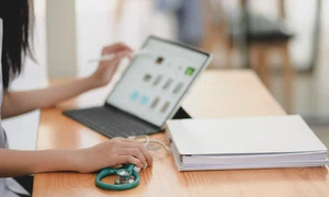 imagine art 7 young woman holding a stethoscope 3758765 jpg