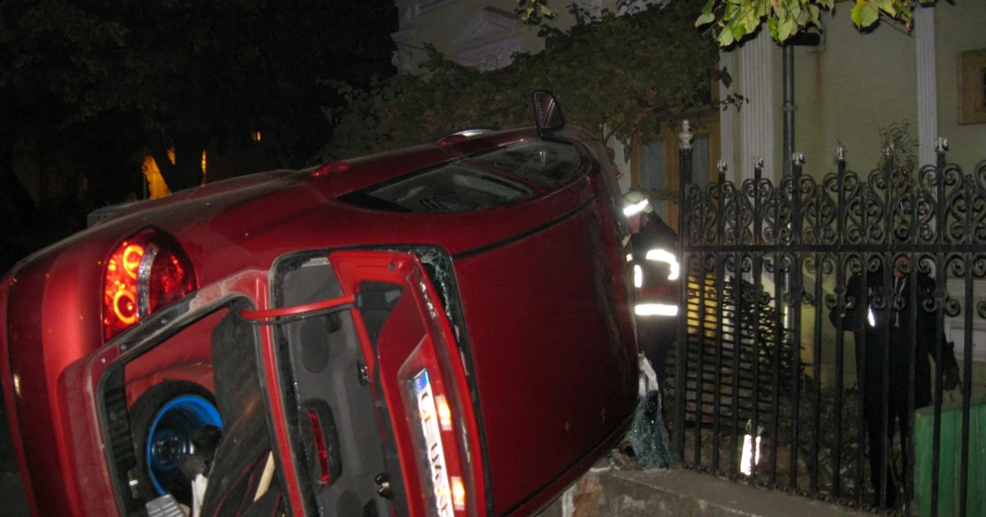 Maşina poliţistului a rupt gardul şi s-a răsturnat. 