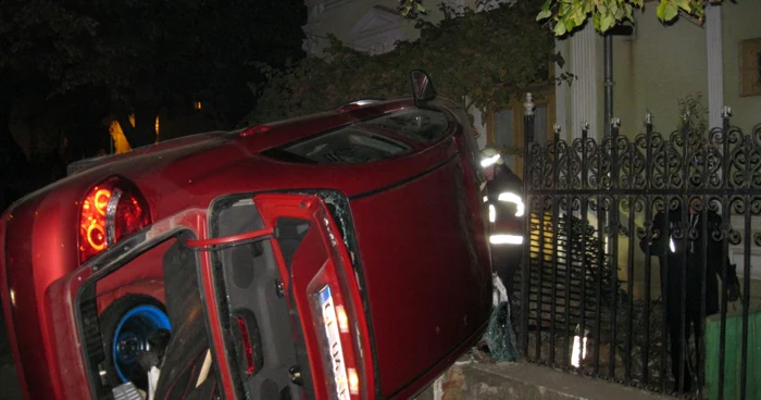 Tânăra a pierdut controlul volanului şi a intrat în gard. ARHIVĂ.