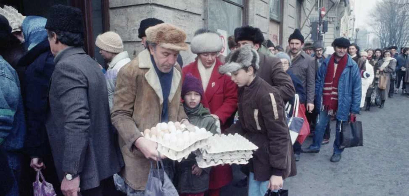 Oamenii stăteau la cozi, în frig, în anii 80, pentru a cumpăra ouă şi carne
