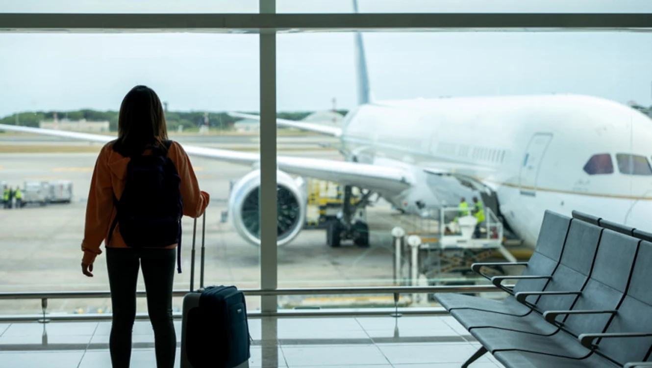 Femeie abandonată de soțul său într-un aeroport din UK/ sursa foto: Shutterstock 