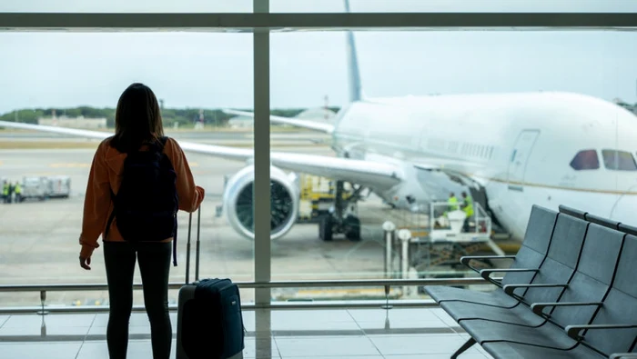 Femeie abandonată de soțul său într-un aeroport din UK/ sursa foto: Shutterstock