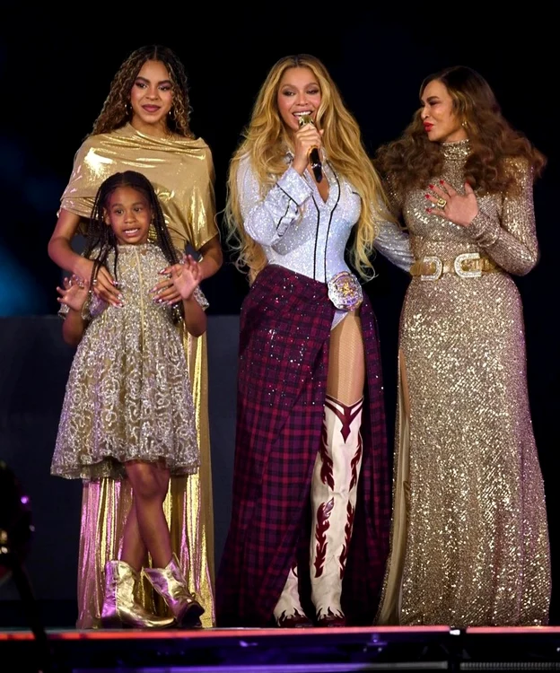Beyonce în turneu, alături de Blue Ivy, Rumi și Tina Knowles