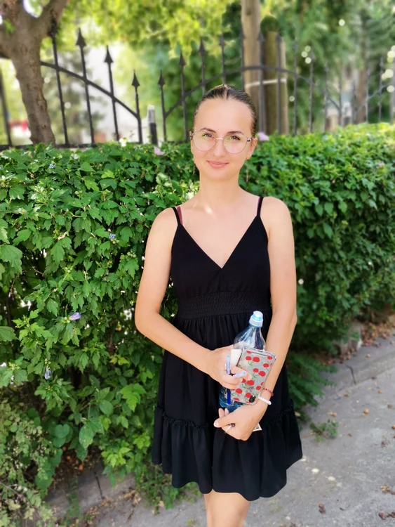 Andreea a absolvit în acest an facultatea și speră să ajungă la catedră FOTO: A.M.