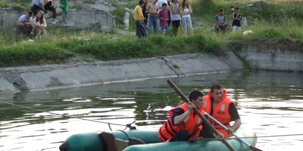 Cei trei bărbaţi au fost luaţi dintre ape cu o barca pneumatică