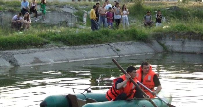 Cei trei bărbaţi au fost luaţi dintre ape cu o barca pneumatică