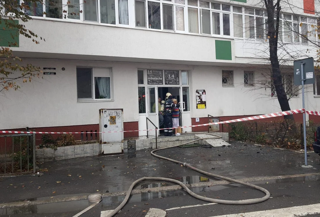 Pompierii intervin pentru stingerea incendiului declanșat la ultimul etaj al blocului Foto:ISU Bucureşti