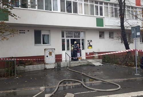 Pompierii intervin pentru stingerea incendiului declanșat la ultimul etaj al blocului Foto:ISU Bucureşti