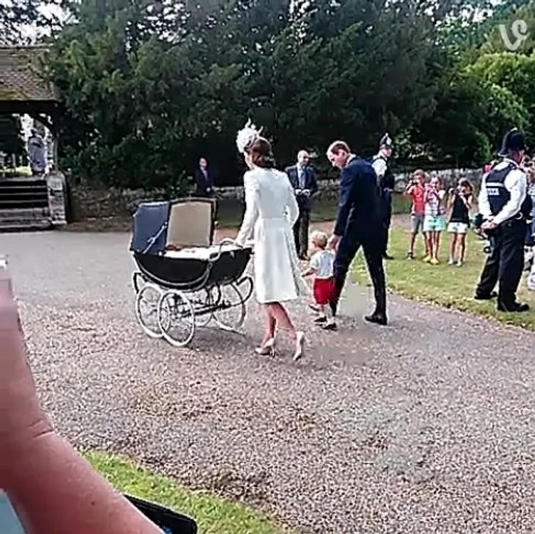 Familia regală, în timp ce intra în biserică cu micuţa Charlotte