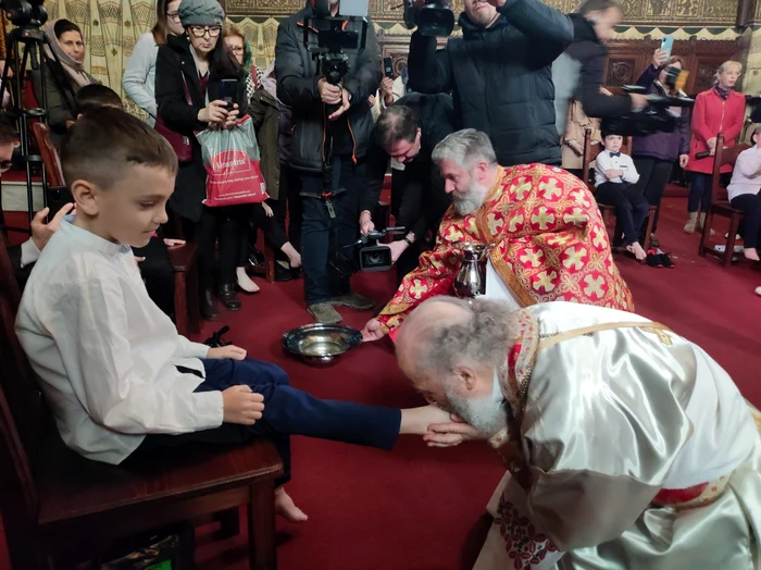 Arhiepiscopul Dunării de Jos a sărutat și spălat picioarele copiilor FOTO: C.Mazilu