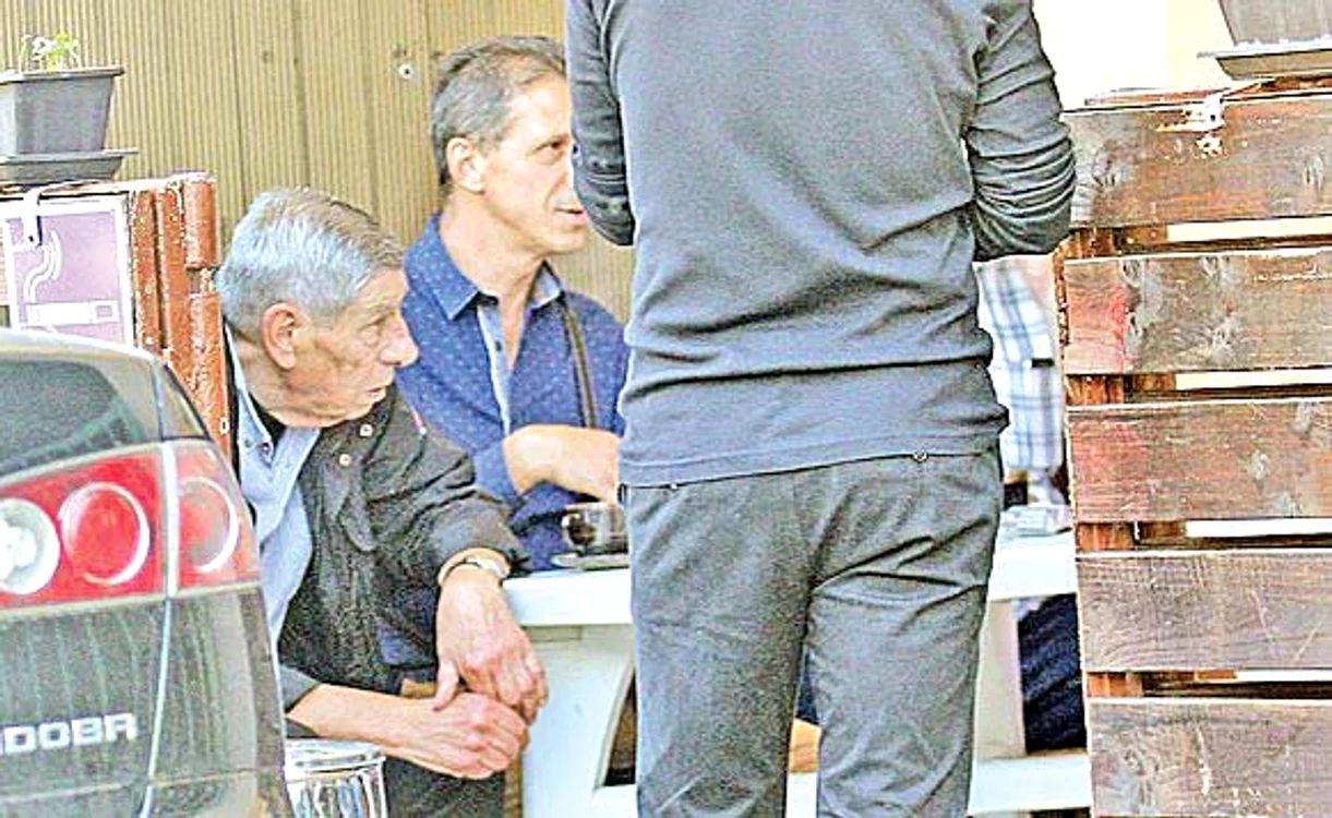 Este sufletul petrecerilor,  la o terasă din Floreasca