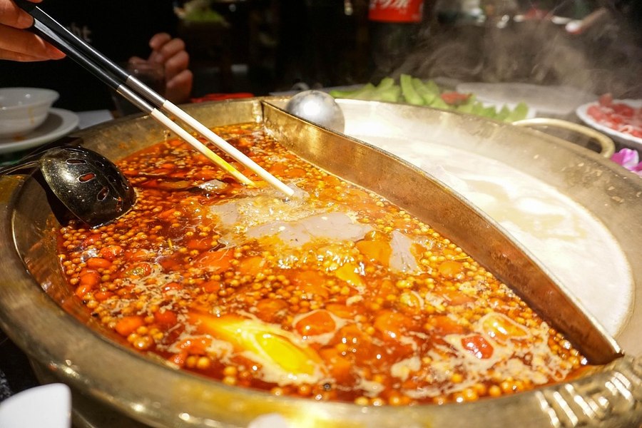 Mii de clienți vor fi despăgubiți după ce doi bărbați au urinat în supa unui restaurant chinezesc