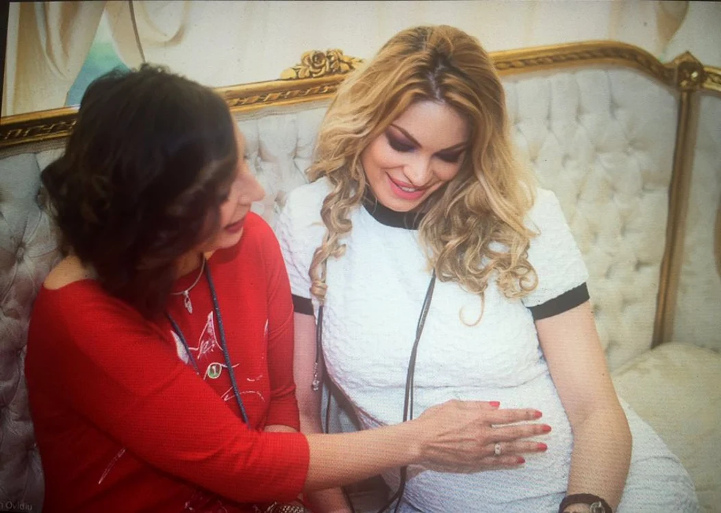 
    Valentina Pelinel va naşte luna aceasta. Nici până acum ea nu a spus cine este tatăl copilului eifoto: arhiva personală  