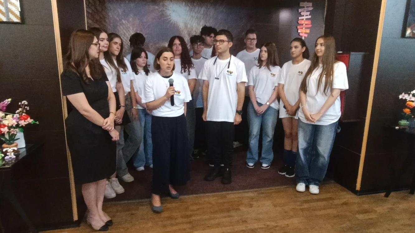 tineri_care_prezinta_o-expozitie_foto_alina_mitran