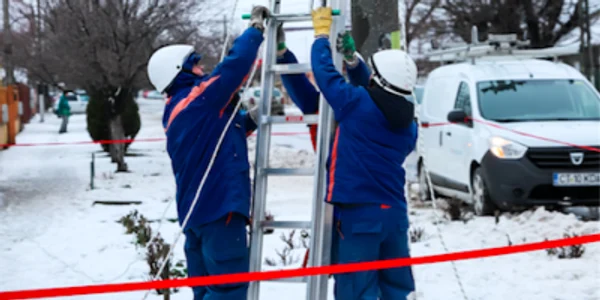 Echipă muncitori ENEL intervenţie reţea iluminare alimentare energie electrică Sursa E-Distribuţie Dobrogea
