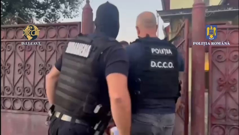 Migranți băgați în cuşti sudate sub şasiul autoutilitarelor. Zece traficanți din Alba, arestați preventiv VIDEO