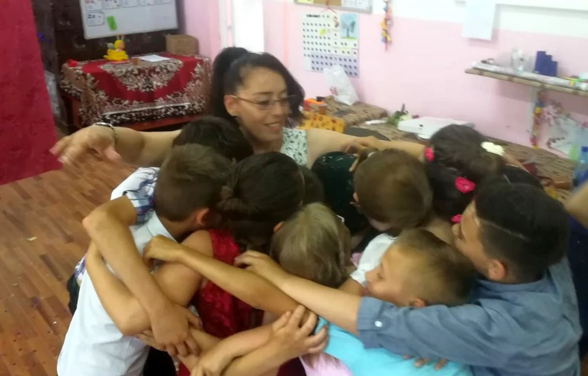 Camelia Laţcan şi elevii ei FOTO Arhiva personală