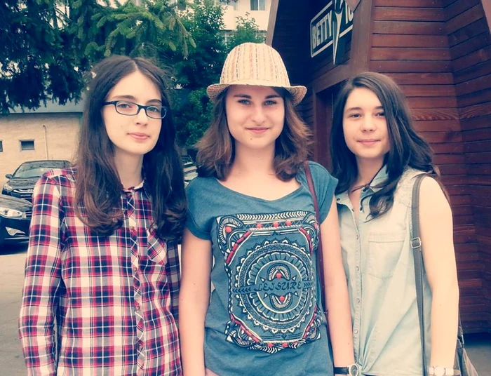 Ştefania Frunză, Diana Monica Nichitoiu şi Nicoleta Palade, cele trei absolvente de 10 di Vrancea  FOTO: Facebook