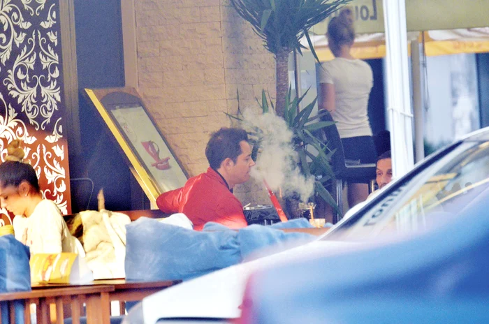 
    O narghilea de care fumează Jean costă  15 lei şi are diverse  arome: trandafiri,  mere, cireşe etcFoto: Alex Muscaliu  