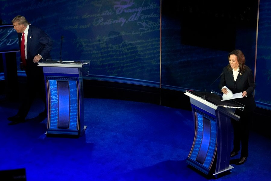 Primele sondaje o indică pe Kamala Harris drept câștigătoare a dezbaterii cu Trump