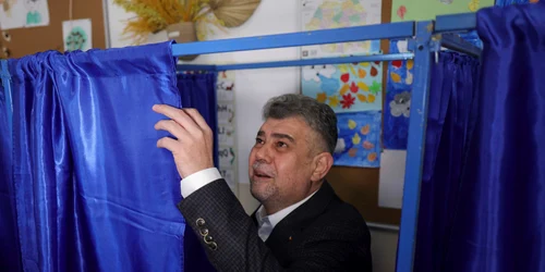 Premierul și candidatul la președinție Marcel Ciolacu votează în primul tur al alegerilor prezidențiale, în București. FOTO Inquam Photos / Octav Ganea