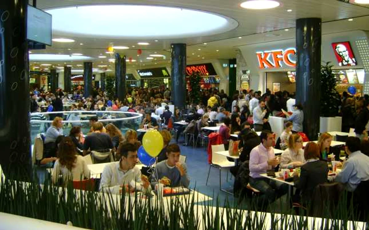 Zona de restaurante de la ultimul nivel al mallului Promenada din Bucureşti  FOTO Annamaria Kozma