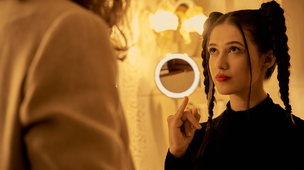 Una dintre cele mai frumoase actrițe românce, premiată la Festivalul de Film de la Milano. Serialul în care a jucat cu Jude Law