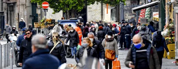 Aglomeraţie pe timpul carantinei de coronavirus în Napoli Italia FOTO EPA-EFE / Ciro Fusco