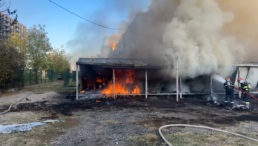 Incendiu violent în București, cu degajări mari de fum. Au ars 12 containere în care locuiau ucraineni, flăcările se pot extinde la o clădire din apropiere