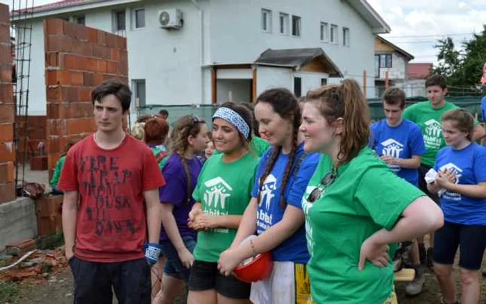 Mereu cu zâmbetul pe buze, voluntarii din Irlanda din Nord au muncit timp de o săptămână la Ploieşti, la construcţia de case sociale. FOTO Dana Mihai