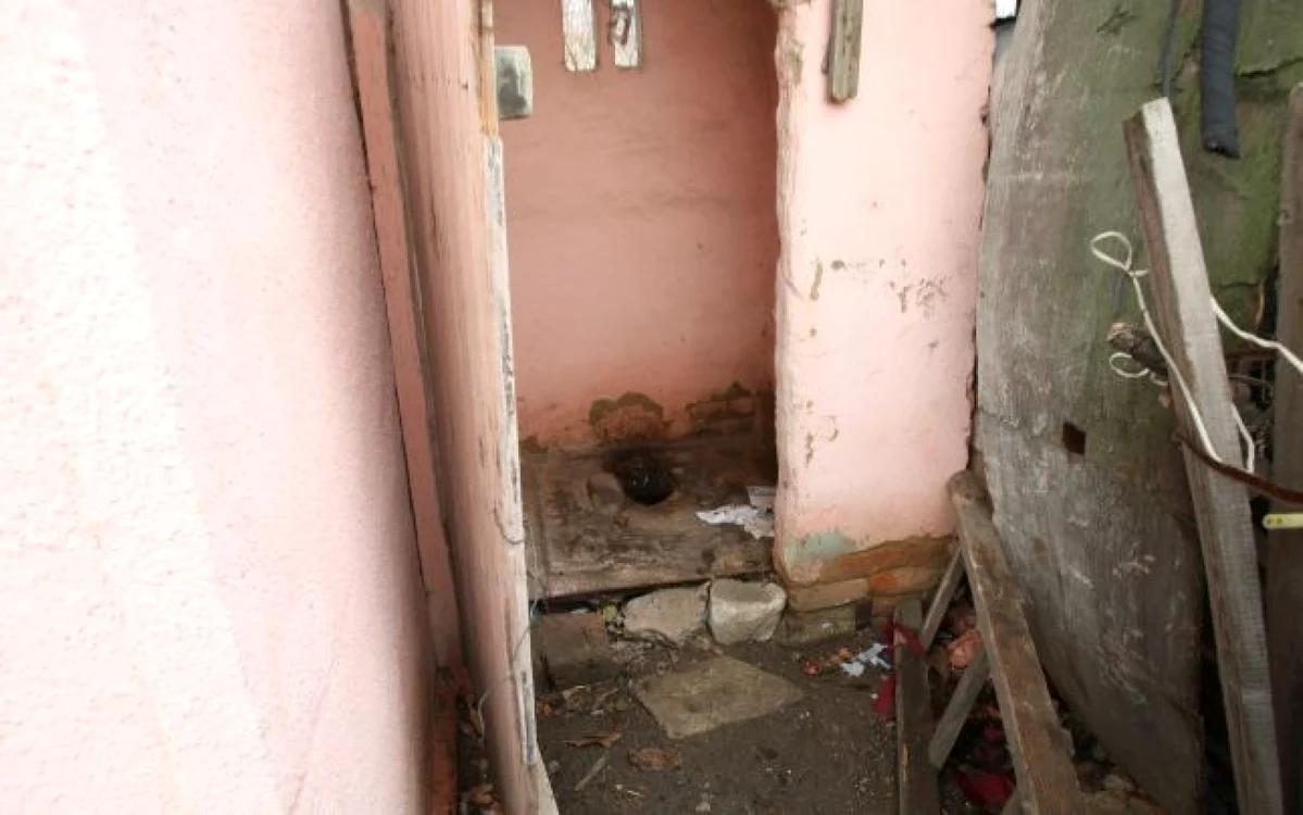 Fătul a fost găsit într-o toaletă din curte. FOTO arhivă Adevărul
