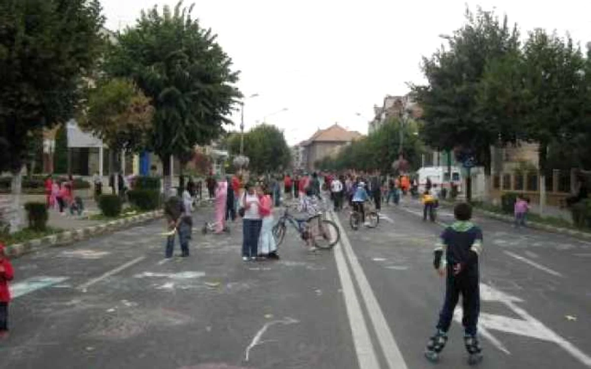 Râmnicu Vâlcea: Copiii, părinţii şi bunicii au sărbătorit „Ziua Fără Maşini” pe Calea lui Traian