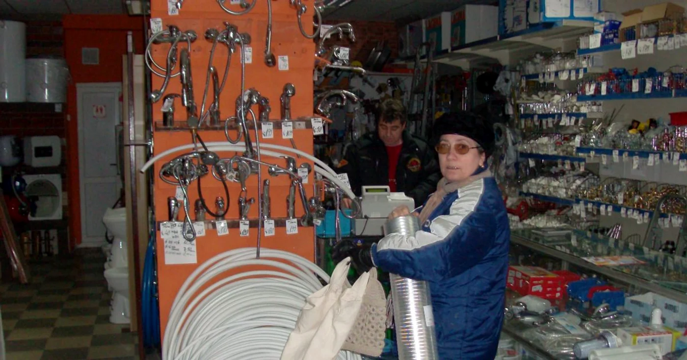 Stocuri întregi de marfă zac pe rafturile magazinelor