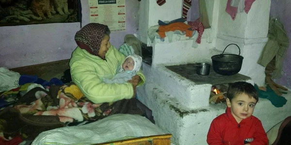 Crucea Roşie Bacău a ajutat două familii sărace din Izvoru Bereciului